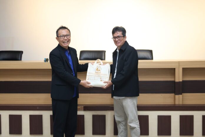 Pisah-Sambut-Dekan-dan-Wakil-Dekan-FT-a-1536x1024