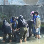 Himasylva Unila Cleans Up Waste and Plants Trees in the Panjang District