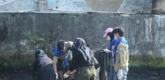 Himasylva Unila Cleans Up Waste and Plants Trees in the Panjang District