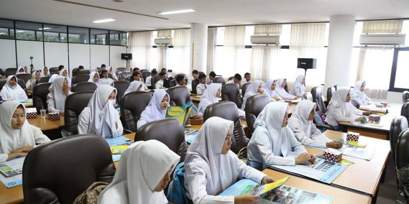 Kunjungan SMAN I Waytenong 4