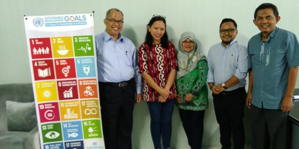 Research Fellow dari Universitas Cambridge UK (dr. Laurentya Olga, M.Phil, berbatik merah) bersama ketua SDG’s Center (Unang Mulkhan, Ph.D) dan Tim Peneliti Unila (Samsu Udayana Nurdin, Ph.D., Dr. Yaktiworo Indriani, dan Prof. Dr. Sindung Haryanto). [sumber foto : SDGs Center Unila]
