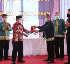 Pemberiah Penghargaan Unila kepada Wali Kota