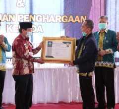 Pemberiah Penghargaan Unila kepada Wali Kota