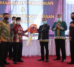 Pemberiah Penghargaan Unila kepada Wali Kota