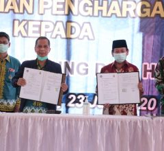 Pemberiah Penghargaan Unila kepada Wali Kota