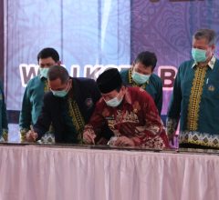 Pemberiah Penghargaan Unila kepada Wali Kota