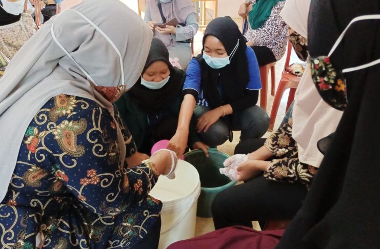 Mahasiswa KKN Unila Berbagi Cara Membuat Sabun Cuci Piring