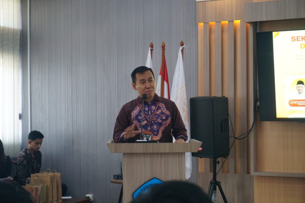 Yosh bokira qizlar pushti rangda jinsiy aloqada bolishadi Svingerlar badiiy filmi