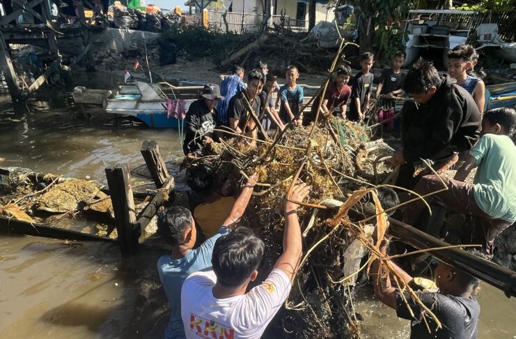 Mahasiswa Unila KKN Kebangsaan XIII Sulsel Galakkan Gerakan Sadar Sampah di Pulau Laiya