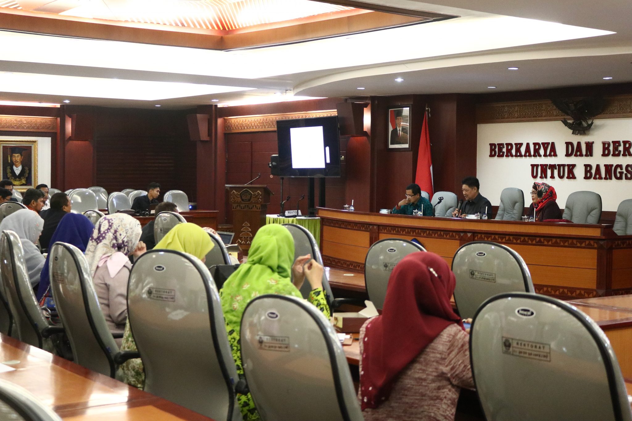 Unila Universitas Lampung menggelar sosialisasi Lembaga Sertifikasi Profesi LSP Senin 26 02 2018 di ruang sidang lantai II Gedung Rektorat kampus