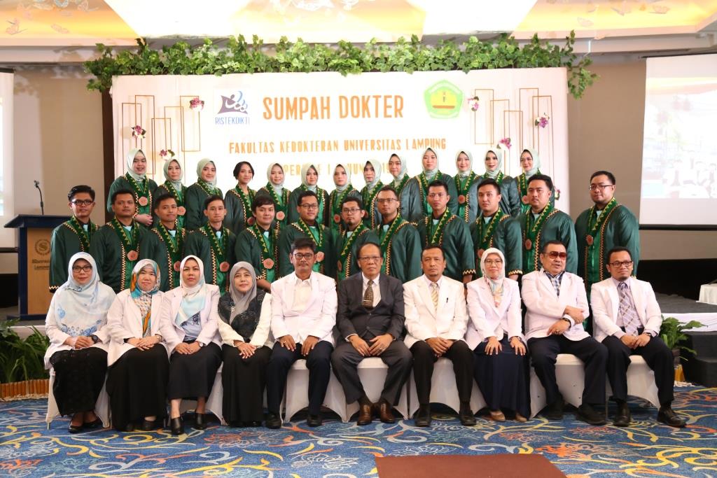 Rektor Ambil Sumpah 25 Dokter Baru