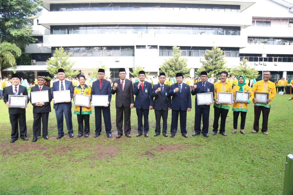 Motivasi Unit Kerja, Rektor Beri Penghargaan Kinerja