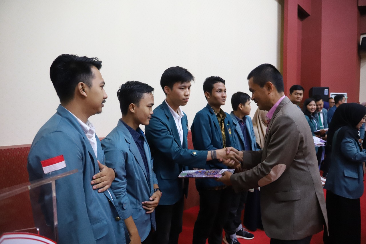 FH Luncurkan Buku dan Beasiswa Akmar