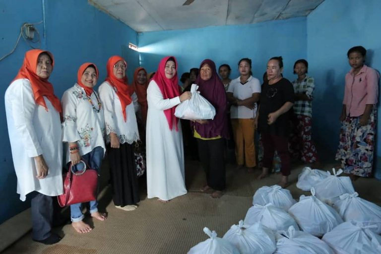 DWP Unila Bagikan Sembako di Tiga Wilayah Bandarlampung