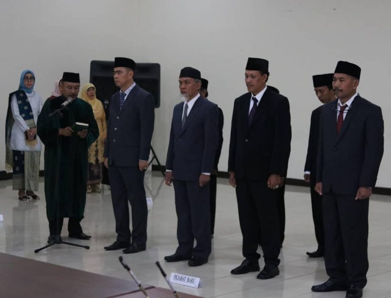 Rektor Lantik 8 Pejabat Baru