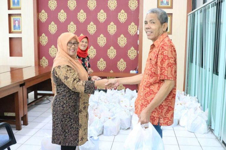 DWP Unila Bagikan 165 Paket Sembako