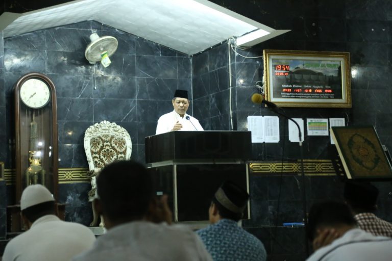 Warek I Imami Salat Isya Berjamaah