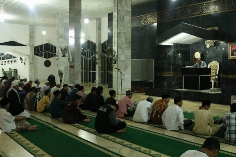 Usai Imami Salat Isya, Rektor Beri Tausiah Awal Ramadan