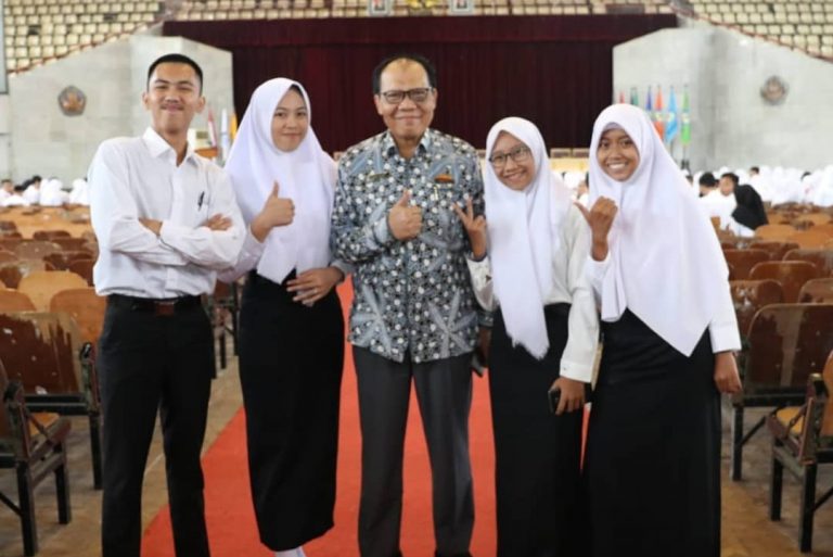 Rektor Ambil Sumpah 212 Mahasiswa PMPAP
