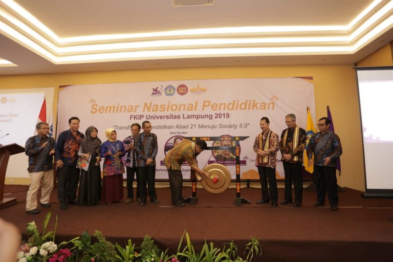 FKIP Gelar Semnas Pendidikan Menuju Society 5.0