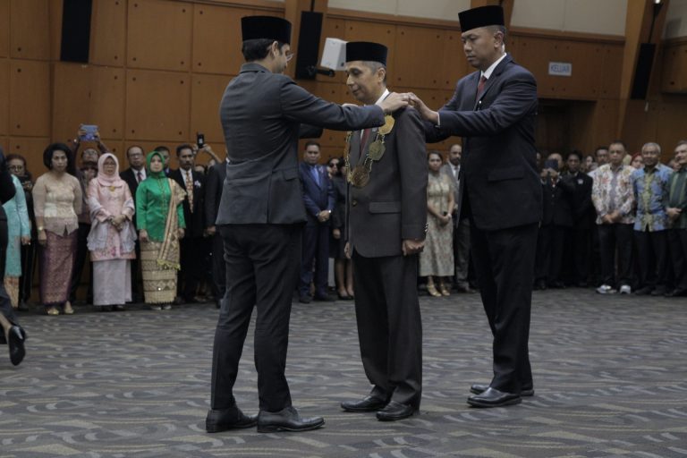 Nadiem Makarim Lantik Rektor Unila Prof. Karomani