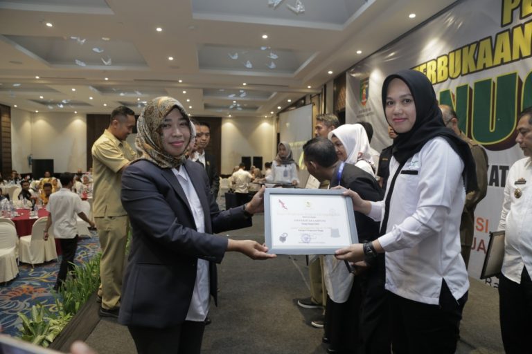 Unila Terima Anugerah Komisi Informasi 2019