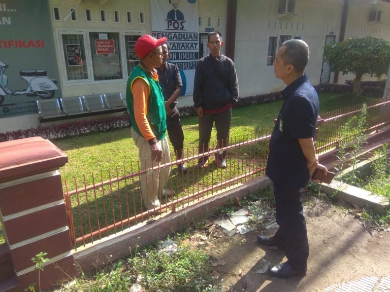 Tutup Akhir Tahun, Karomani Rangkul Petugas Kebersihan