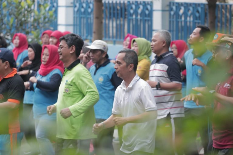 Rektor Karomani Senam Pagi Bersama Keluarga Besar Unila