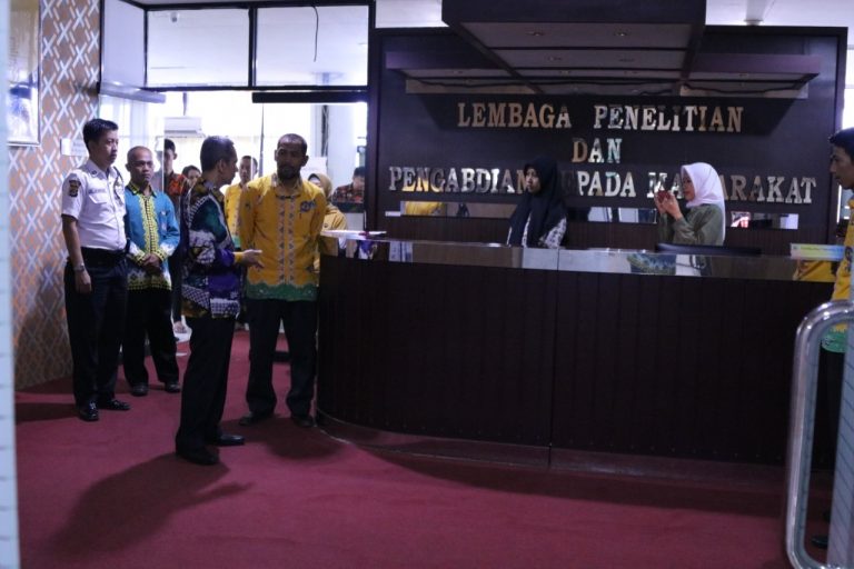 Rektor Sidak Kedisiplinan di Lingkungan Rektorat