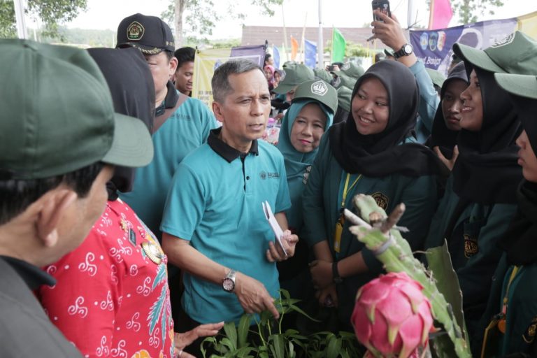 Kunjungan KKN Rektor Unila ke Tulang Bawang : Senam, Expo, dan Kantin