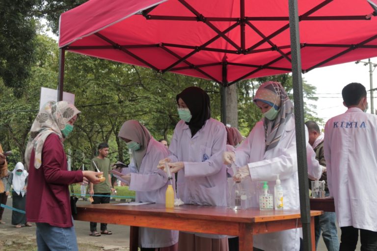 Mahasiswa Kimia Bagikan Hand Sanitizer Gratis