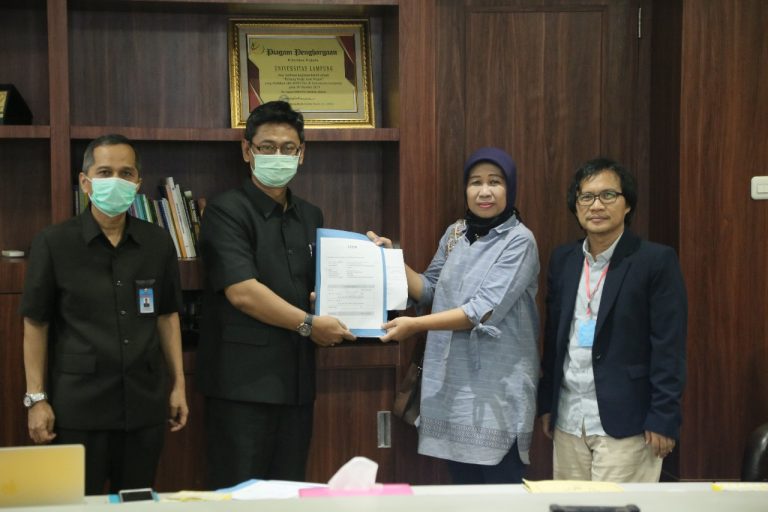 Rektor Serahkan Dana Penelitian dan Pengabdian ke LPPM