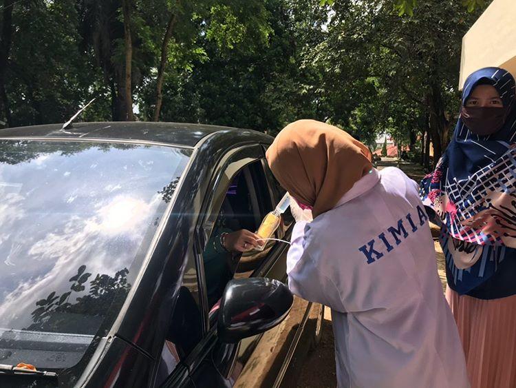 Mahasiswa Kimia Peduli Kembali Bagikan Hand Sanitizer Gratis