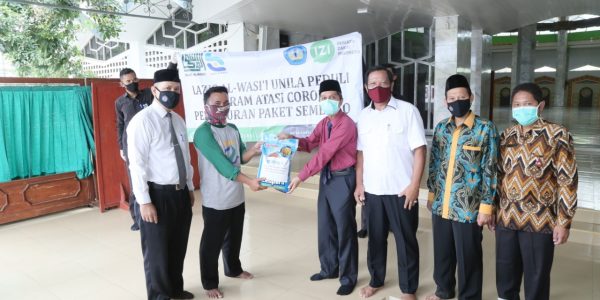 Penyerahan bantuan secara simbolis infaq masjid