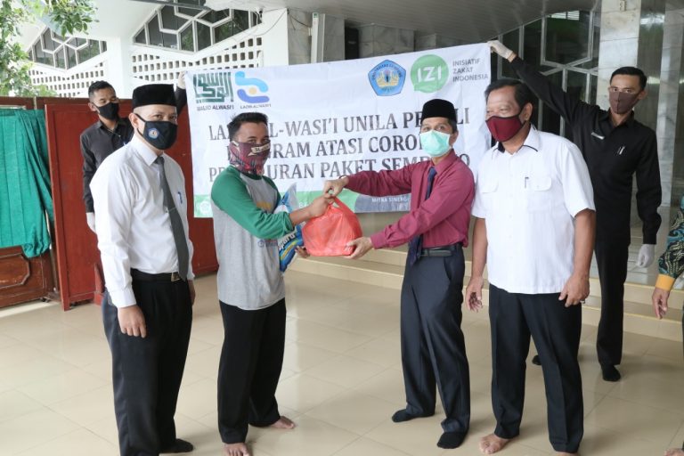 Rektor Karomani Serahkan Bantuan Secara Simbolis