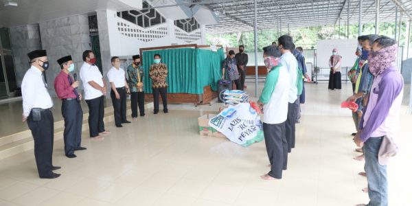 Penyerahan bantuan secara simbolis infaq masjid