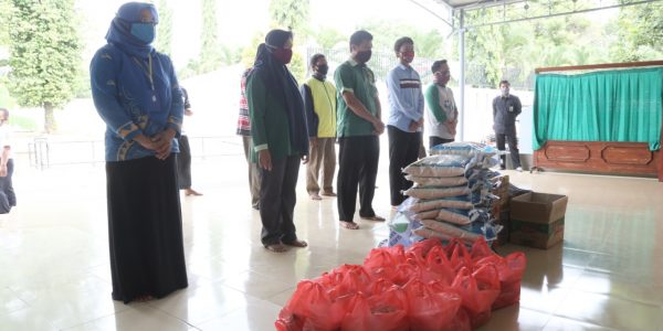 Penyerahan bantuan secara simbolis infaq masjid