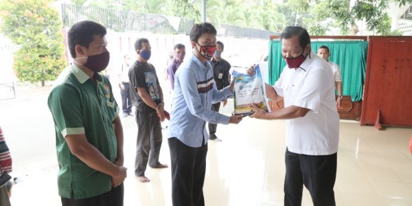 Penyerahan bantuan secara simbolis infaq masjid