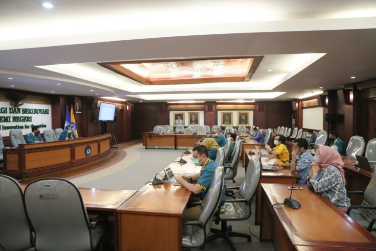 Unila Susun Pertor Pemberian Penghargaan Kepada Mahasiswa