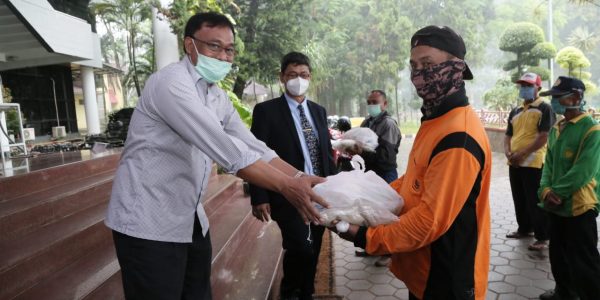 satgas covid bagikan sembako