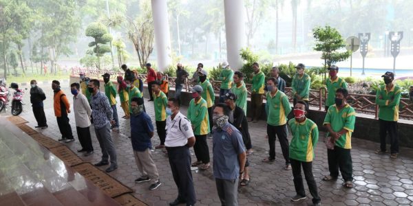 satgas covid bagikan sembako