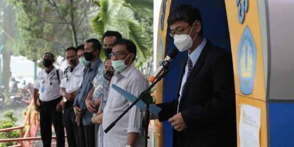 satgas covid bagikan sembako