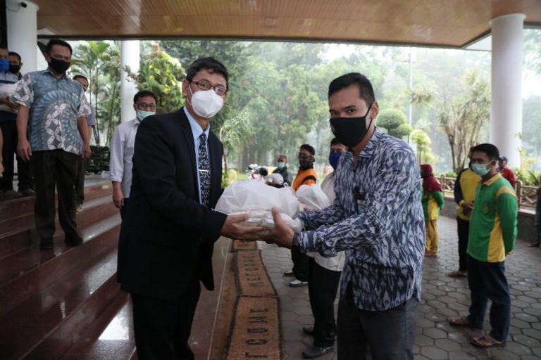 Satgas Covid Unila Distribusikan 300 Paket Sembako