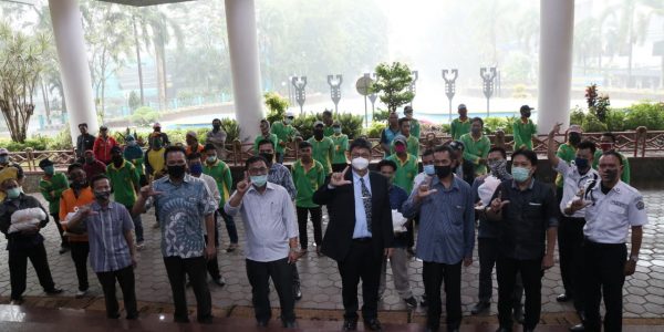 satgas covid bagikan sembako