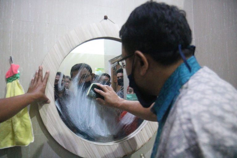 Suripto Berbagi Cara Menyanitasi Toilet Kampus