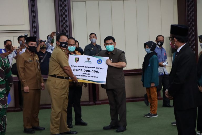 Prof. Yulianto Hadiri Penyerahan Bantuan Baznas