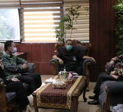 Pemberian Bantuan Pembangunan Masjid Al Wasii dari Alumni FEB