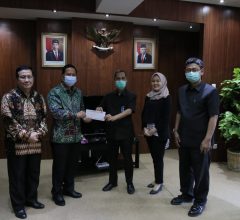 Pemberian Bantuan Pembangunan Masjid Al Wasii dari Alumni FEB