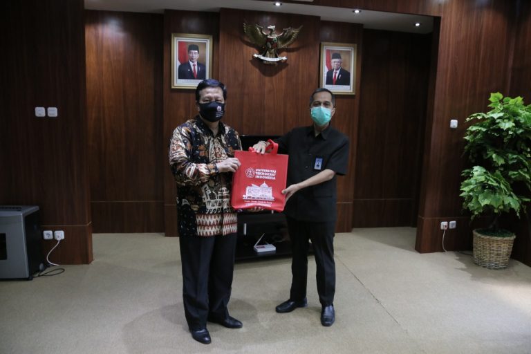 Alumni FEB Bantu Pembangunan Masjid Al Wasii 100 Gram Emas 