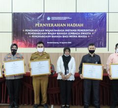 Menghadiri Penyerahan Hadiah Peringkat I untuk Unila pada Penghargaan Wajah Bahasa Instansi Pemerintah